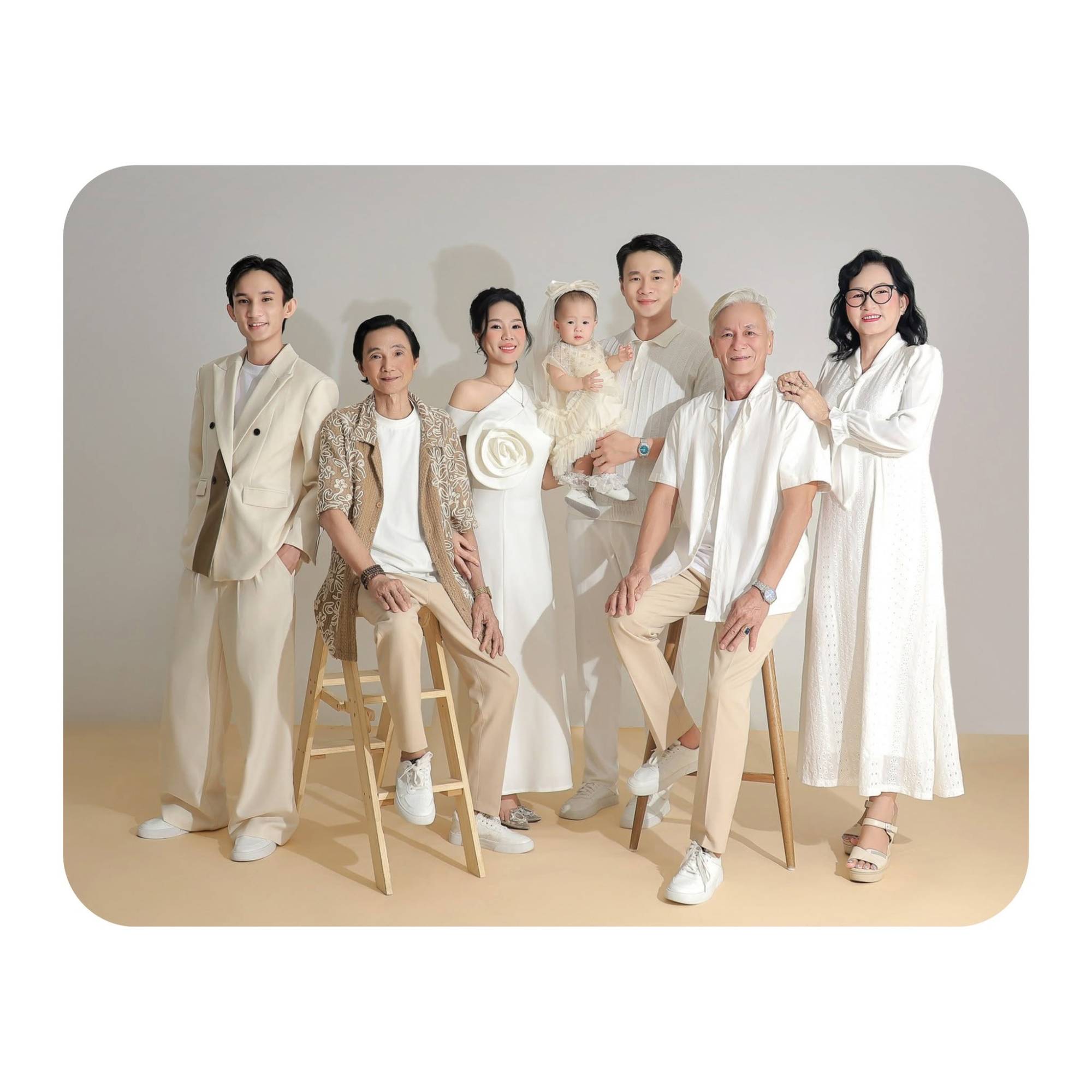 Hai ông bà, bố mẹ bế em bé, tông be trắng